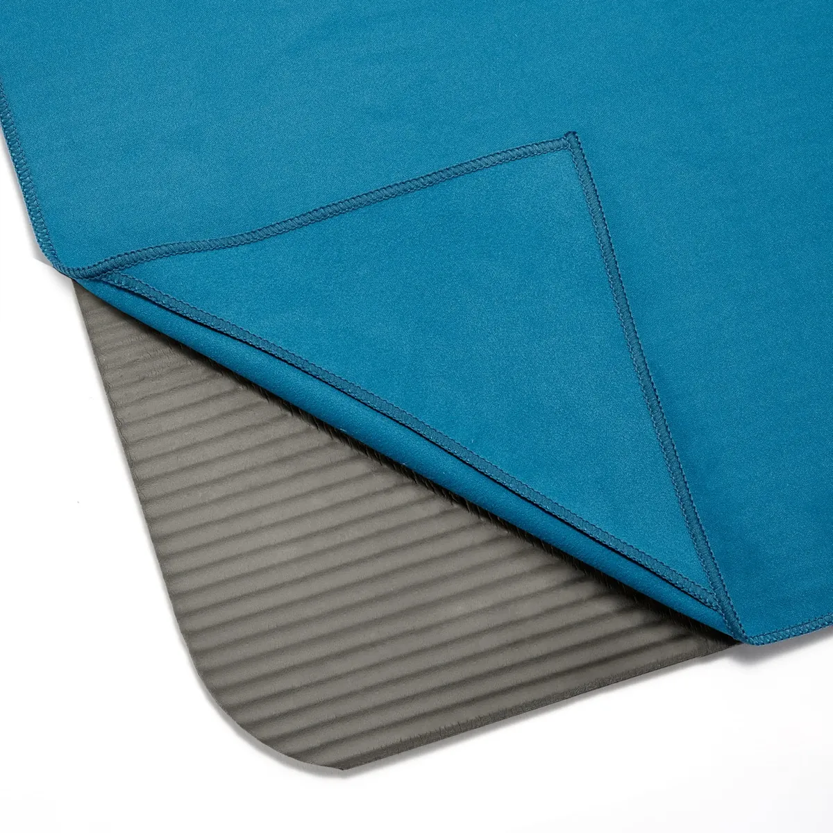 Amazon Basics Toalla para esterilla de yoga aguamarina, antideslizante y absorbente (188 x 61 cm) foto 4